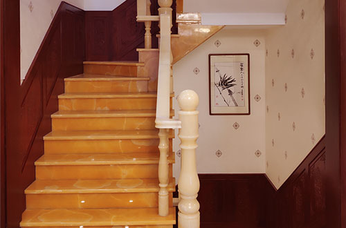 雅星镇中式别墅室内汉白玉石楼梯的定制安装装饰效果